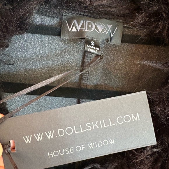 🍀sold🍀NWT - Dolls Kill Widow - Velvet Rose Duster with Faux Fur - Picture 9 of 12